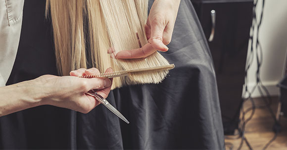 Peluquera realizando un peinado con ondas